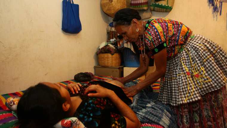 Entre la población indígenas, las muertes maternas golpean con más fuerza. La atención oportuna en casos de emergencia es vital. (Foto Prensa Libre: Hemeroteca PL)