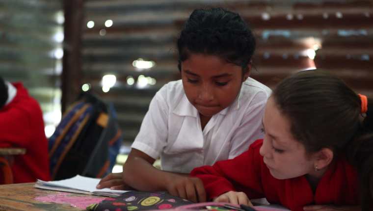 Niños en la Escuela Rural Mixta San Rafael Los Vados, en San Pedro Ayampuc, deben recibir clases en unas galeras donde la lluvia se cuela por los agujeros de las láminas, y en días soleados el calor se vuelve insoportable. (Foto Prensa Libre: Carlos Ovalle)