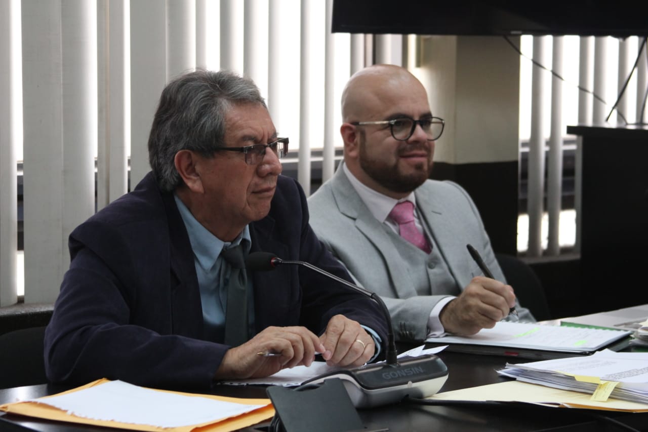 El exdiputado Mario Santiago Linares García -izquierda- fue favorecido por la jueza Erika Aifán. (Foto Prensa Libre: Noé Medina)
