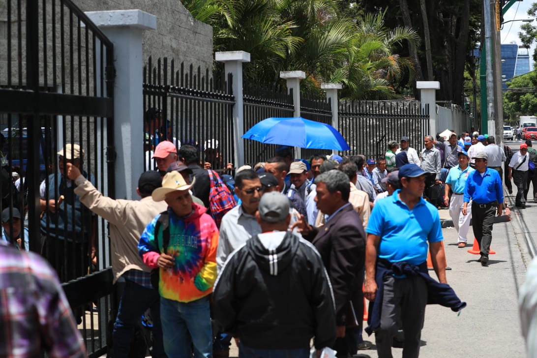Decenas de personas hacen fila para solicitar al Servicio de Ayudantía General del Ejército una constancia de que prestaron servicio militar. (Foto Prensa Libre: Carlos Hernández Ovalle)