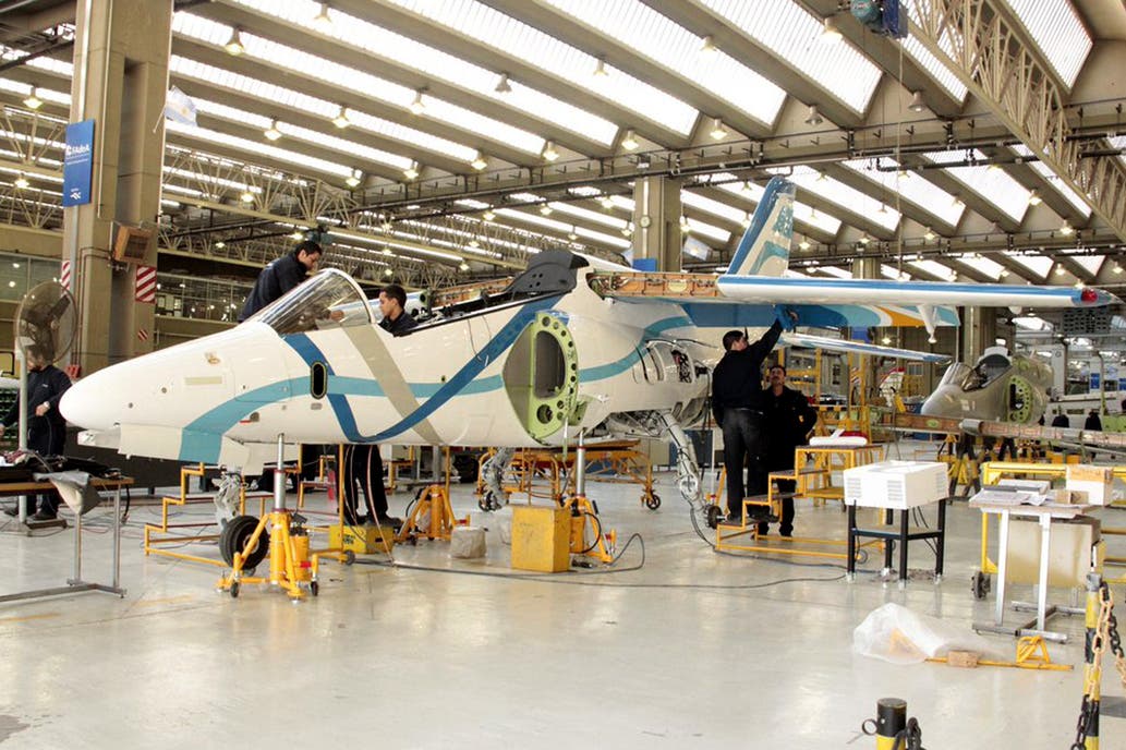 JetSMART Airlines y la Fábrica Argentina de Aviones (FAdeA) con base en la provincia de Córdoba, firmaron un contrato para la prestación de servicios de mantenimiento de componentes destinados a los aviones de la flota más nueva del país. (Foto Prensa Libre: Ministerio Defensa Argentina)
