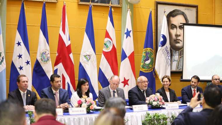 Los ministros de Economía de Centroamérica, finalizaron las negociaciones de Acuerdo Comercial con el Reino Unido en la ciudad de Managua Nicaragua. La firma fue con el embajador de Inglaterra en Managua. (Foto Prensa Libre: Cortesía Mineco)