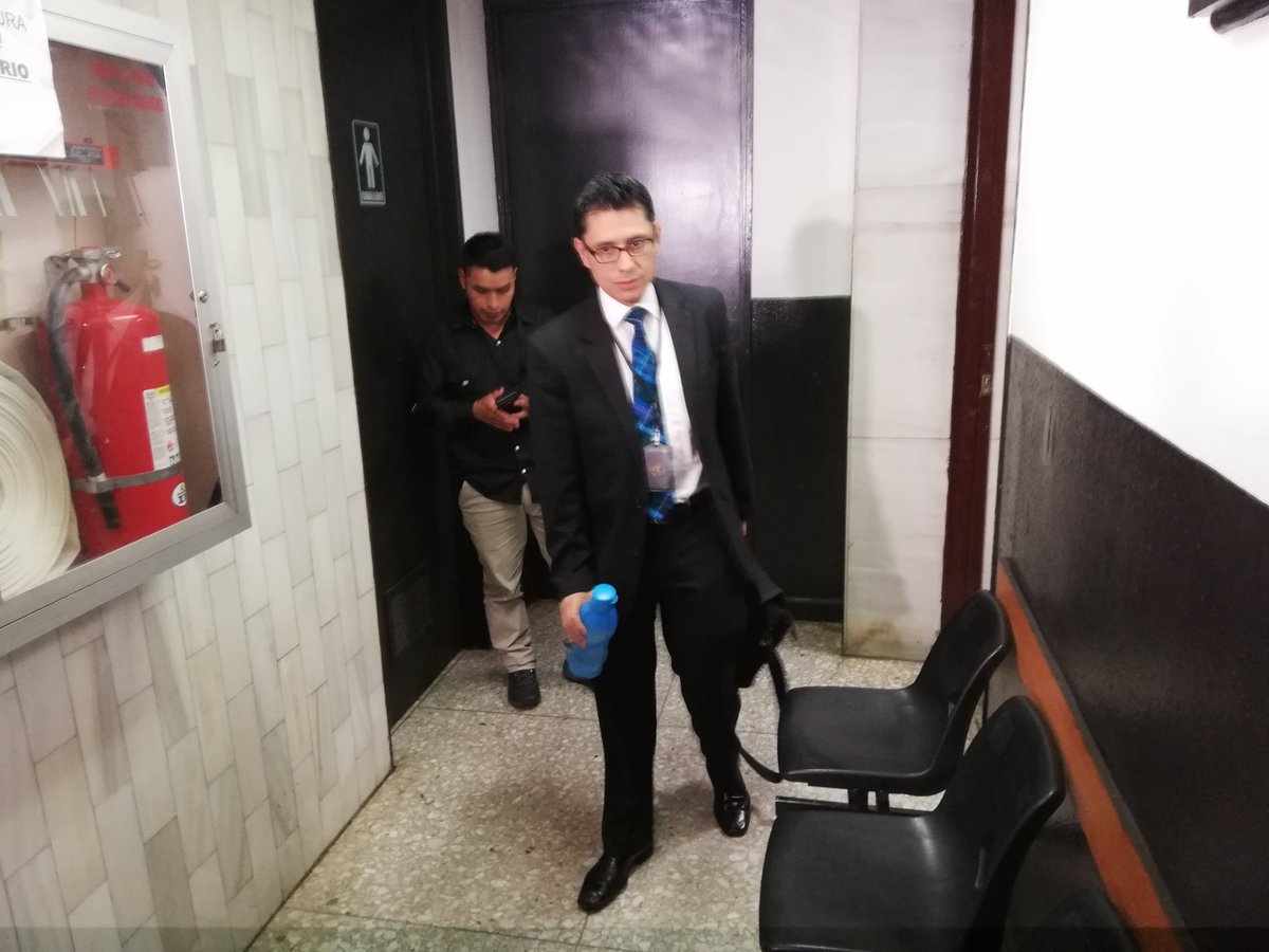 El fiscal Luis Mejía se retira tres horas después de haber explicado los indicios del caso contra el diputado Juan José Porras. (Foto Prensa Libre: Kenneth Monzón)