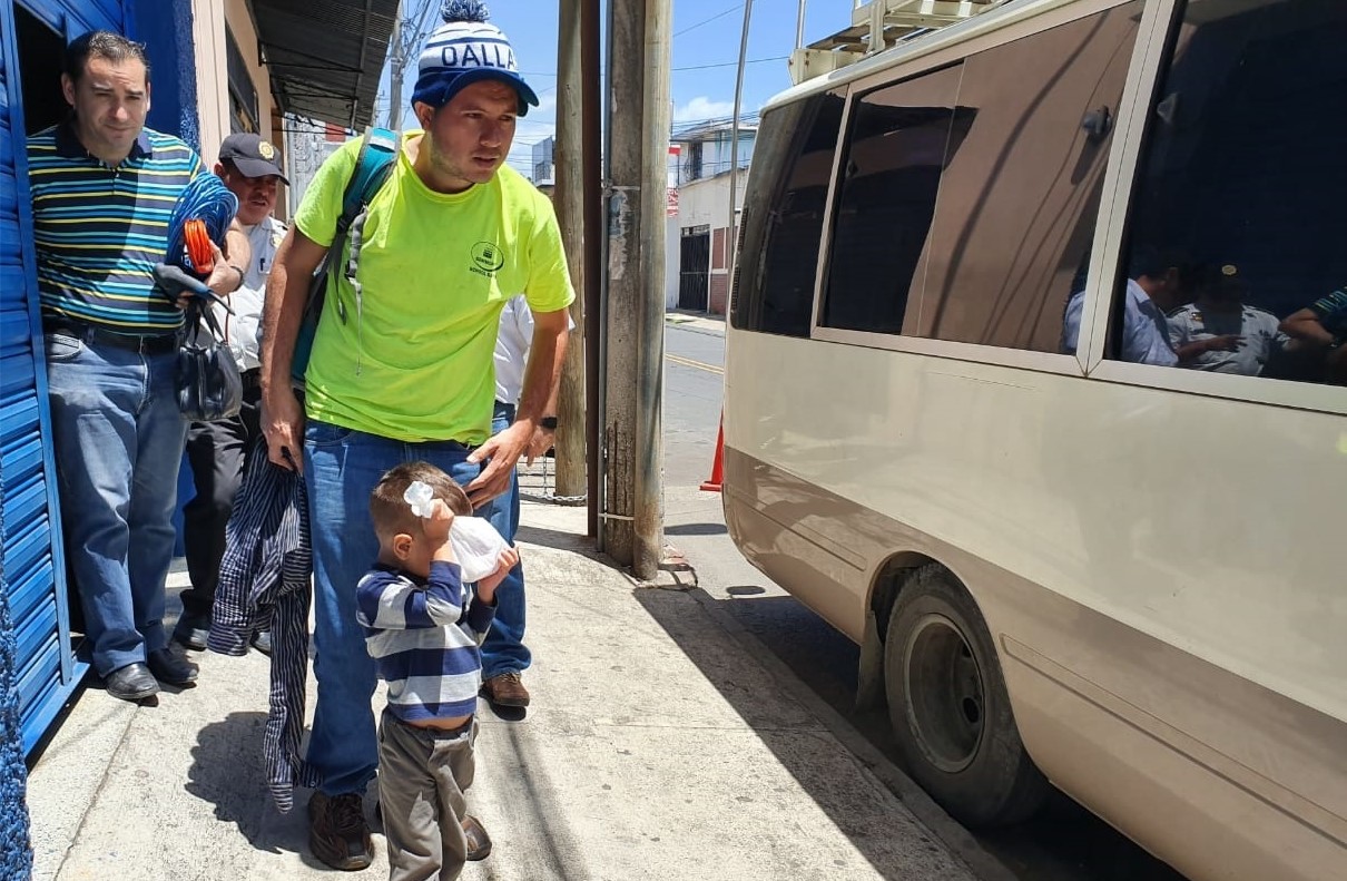  Un migrante salvadoreño intentó llegar a Estados Unidos con su hijo. (Foto Prensa Libre: Dadiana Cabrera). 