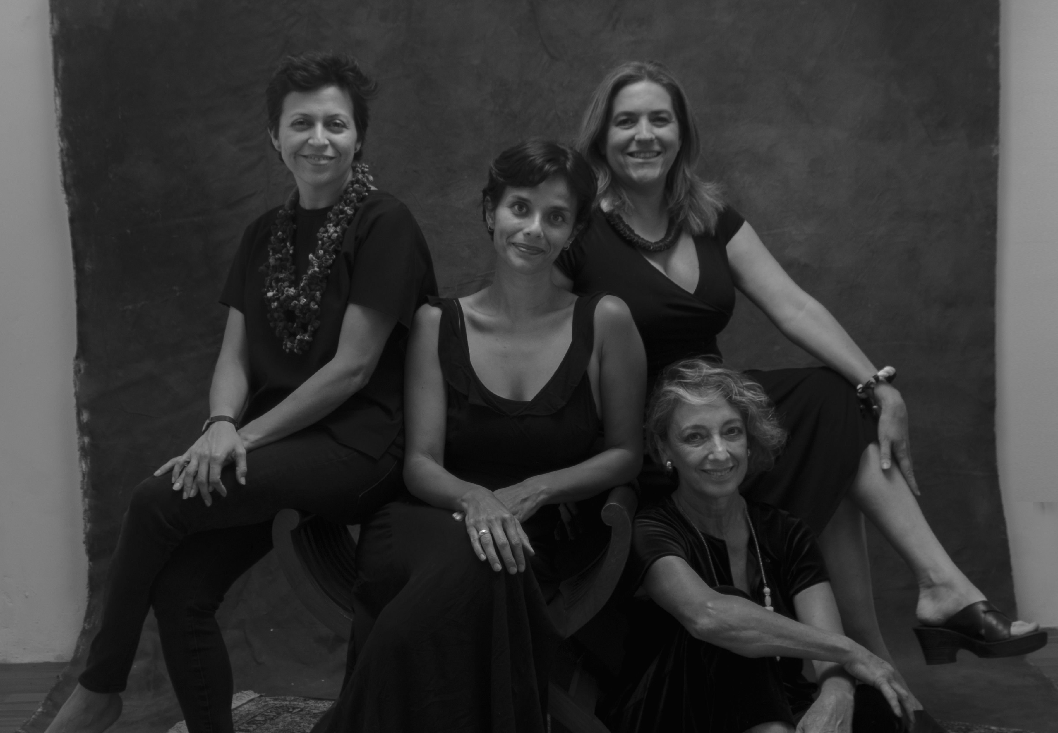 El grupo de artistas que durante julio representarán a Guatemala con sus obras en Viena.  -De izquierda a derecha- Eva Salazar, Paola Castillo, Luisa de Ayau y Rocío Villanueva. (Foto Prensa Libre: Rocío Villanueva)