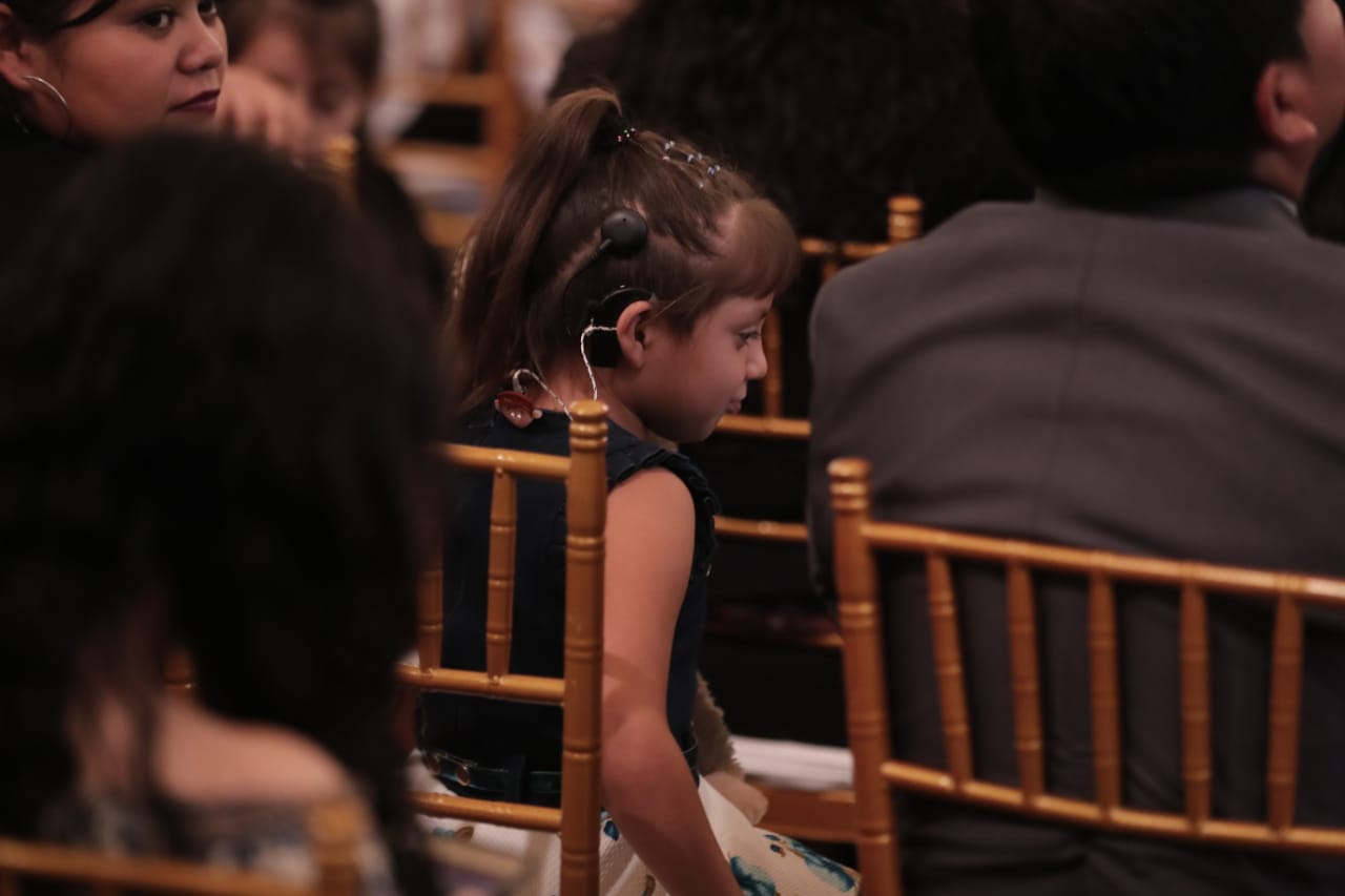 Niños con problemas auditivos fueron beneficiados con implantes cocleares. (Foto Prensa Libre: Juan Diego González)