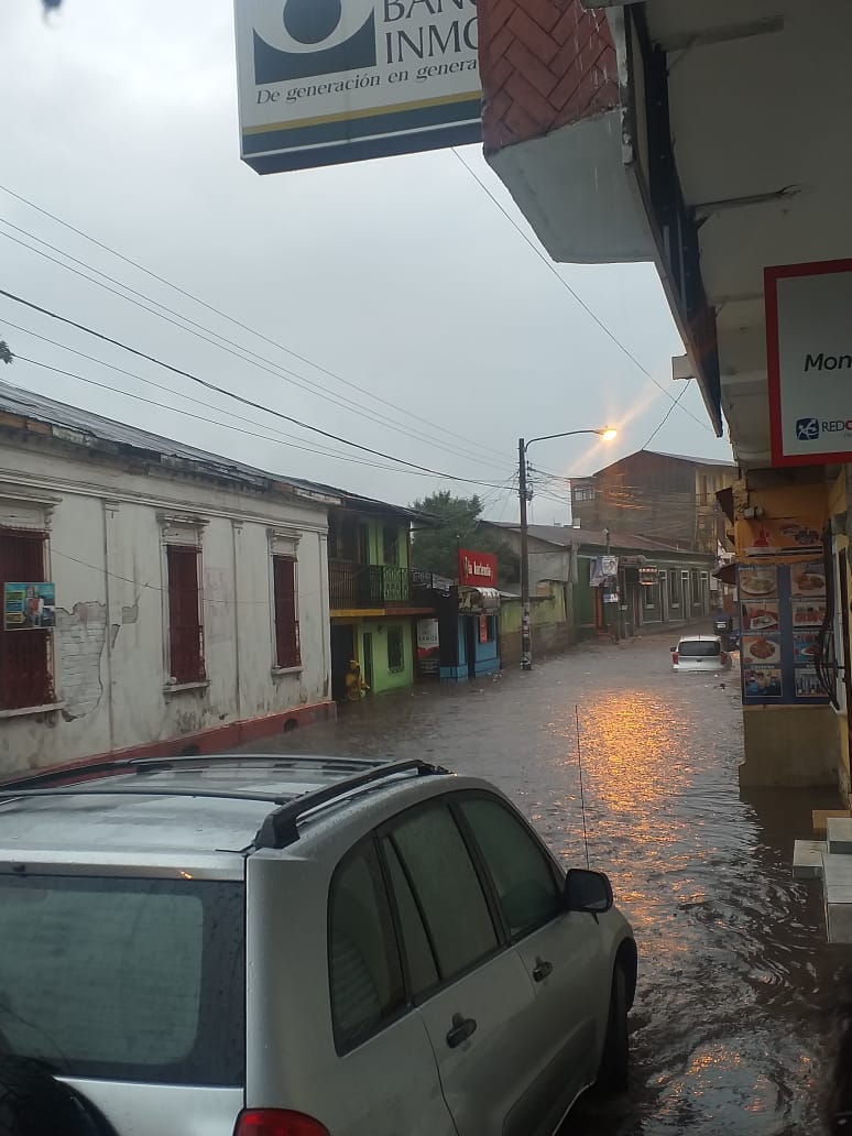 Calles inundadas en la cabecera departamental de San Marcos. (Foto Prensa Libre: Conred)