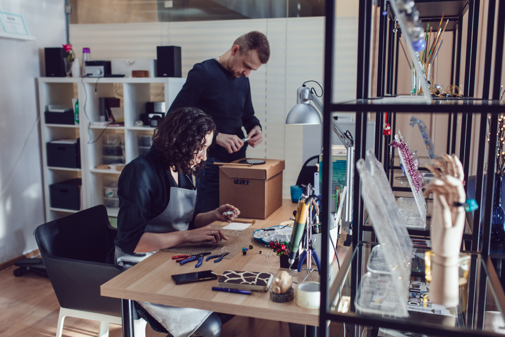 Si se considera una persona creativa y con habilidades manuales, crear sus propios diseños en oro y plata dándoles su toque personal será una experiencia muy enriquecedora. (Foto Prensa Libre: Shutterstock)