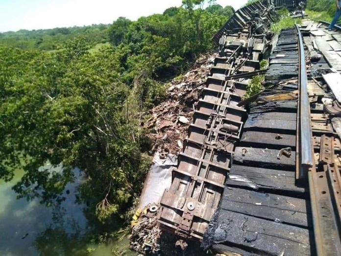 Seis vagones del tren conocido como La Bestia se descarriló. (Foto Prensa Libre: Alertachiapas.com)