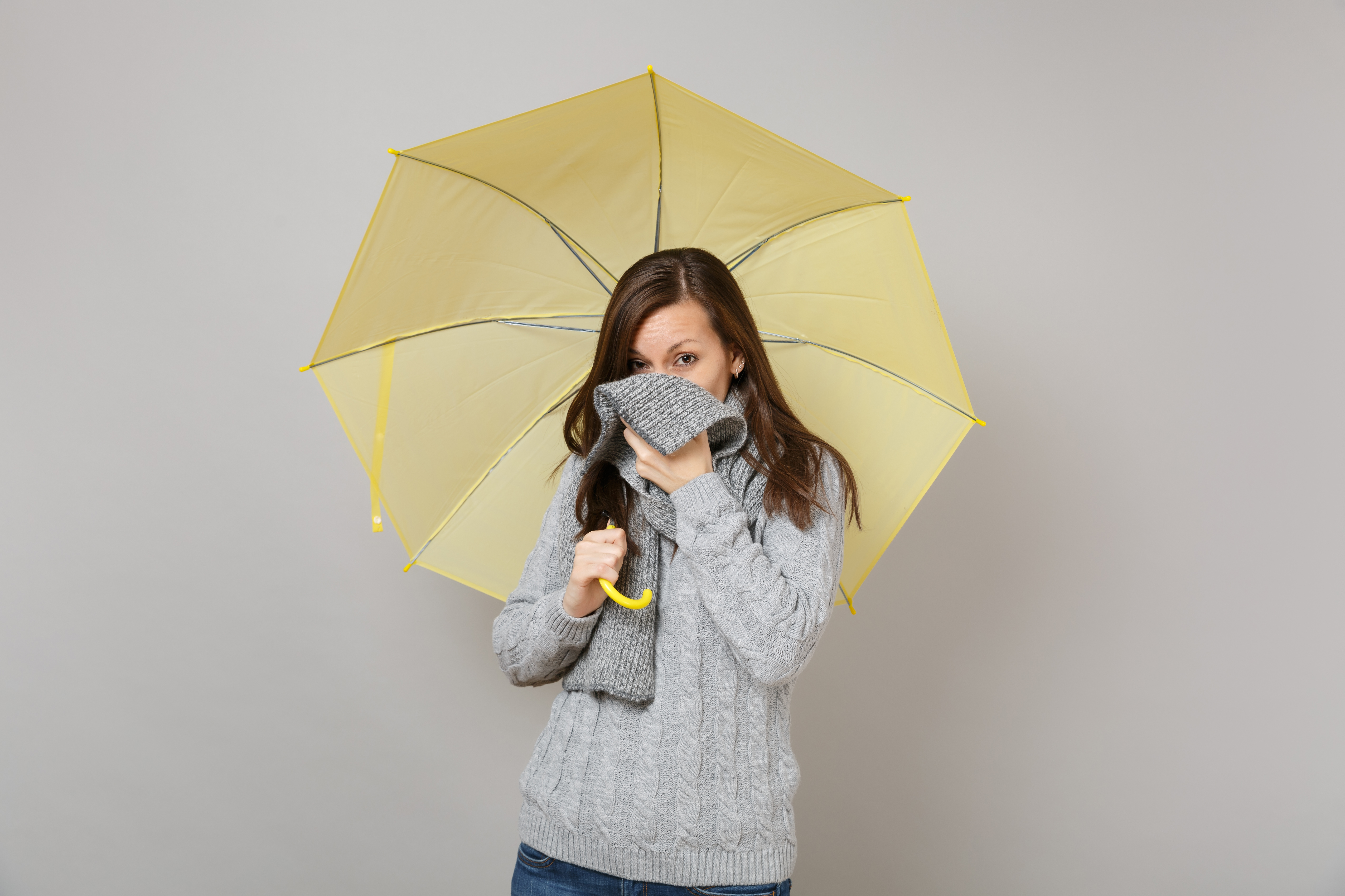 En tiempo de lluvia y frío aumentan los casos relacionados con enfermedades respiratorias. (Foto Prensa Libre: Shutterstock)