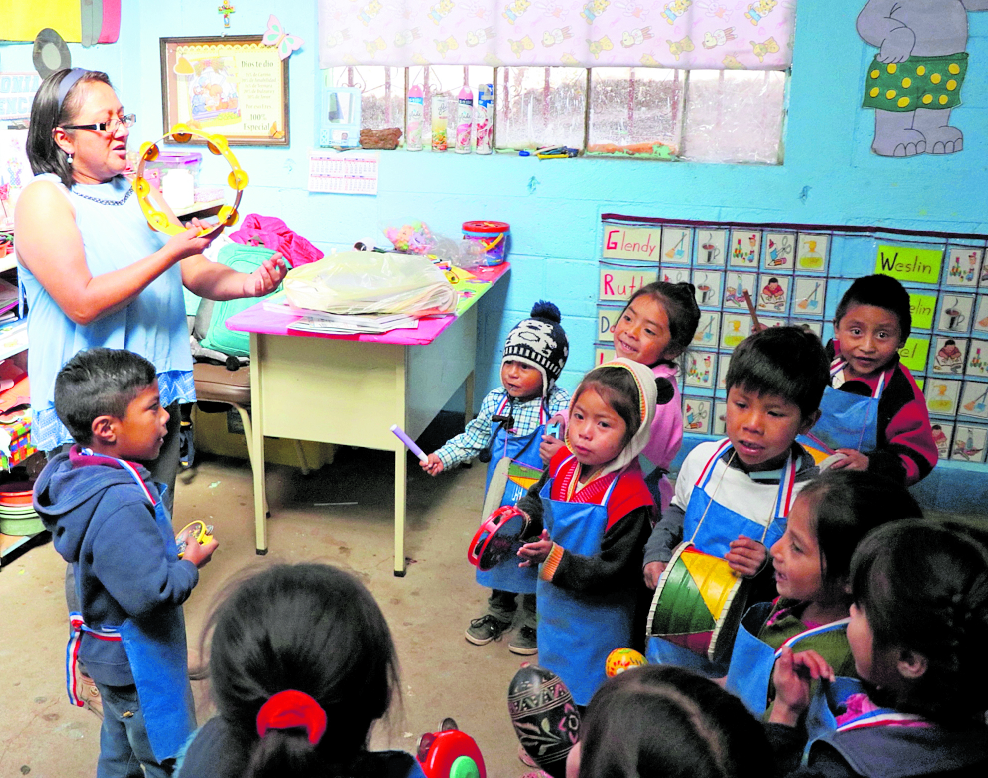 El Mineduc trasladará al renglón permanente a más de 21 mil docentes que trabajan bajo contrato. (Foto Prensa Libre: Hemeroteca PL)