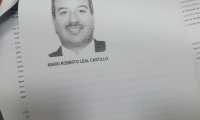El documento que tiene la jueza contiene la fotografía de Mario Leal. (Foto Prensa Libre: Kenneth Monzón)