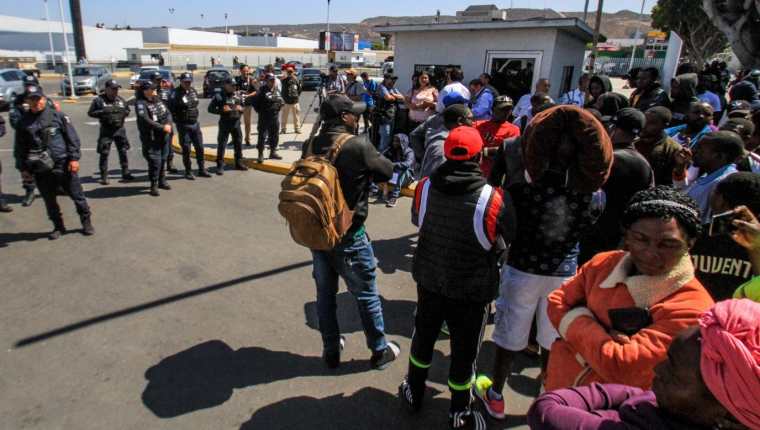 Las autoridades estadounidenses comenzarán con el programa de repatriación para migrantes. (Foto Prensa Libre: EFE)