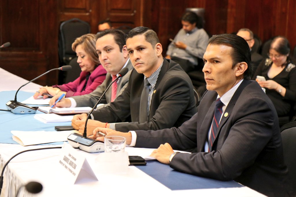 El ministro de Trabajo, Gabriel Aguilera (derecha), escucha al diputado Amílcar Pop, durante la citación. Lo acompaña el viceministro Rolando Pernillo. (Foto: Cortesía)