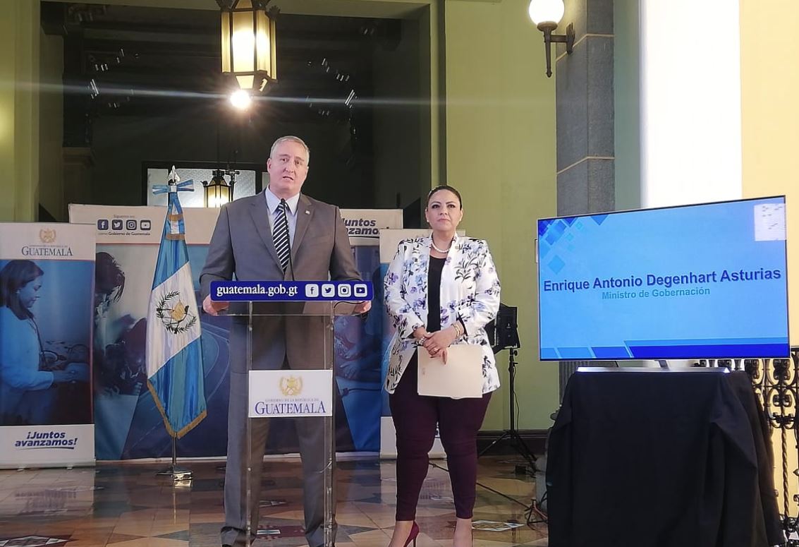 Ministro de Gobernación, Enrique Degenhart y la Canciller, Sandra Jovel. (Foto Prensa Libre: Andrea Orozco)