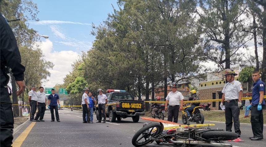 Dos motoristas fallecieron en el Periférico tras colisionar con un tráiler. (Foto Prensa Libre: Amilcar Montejo)