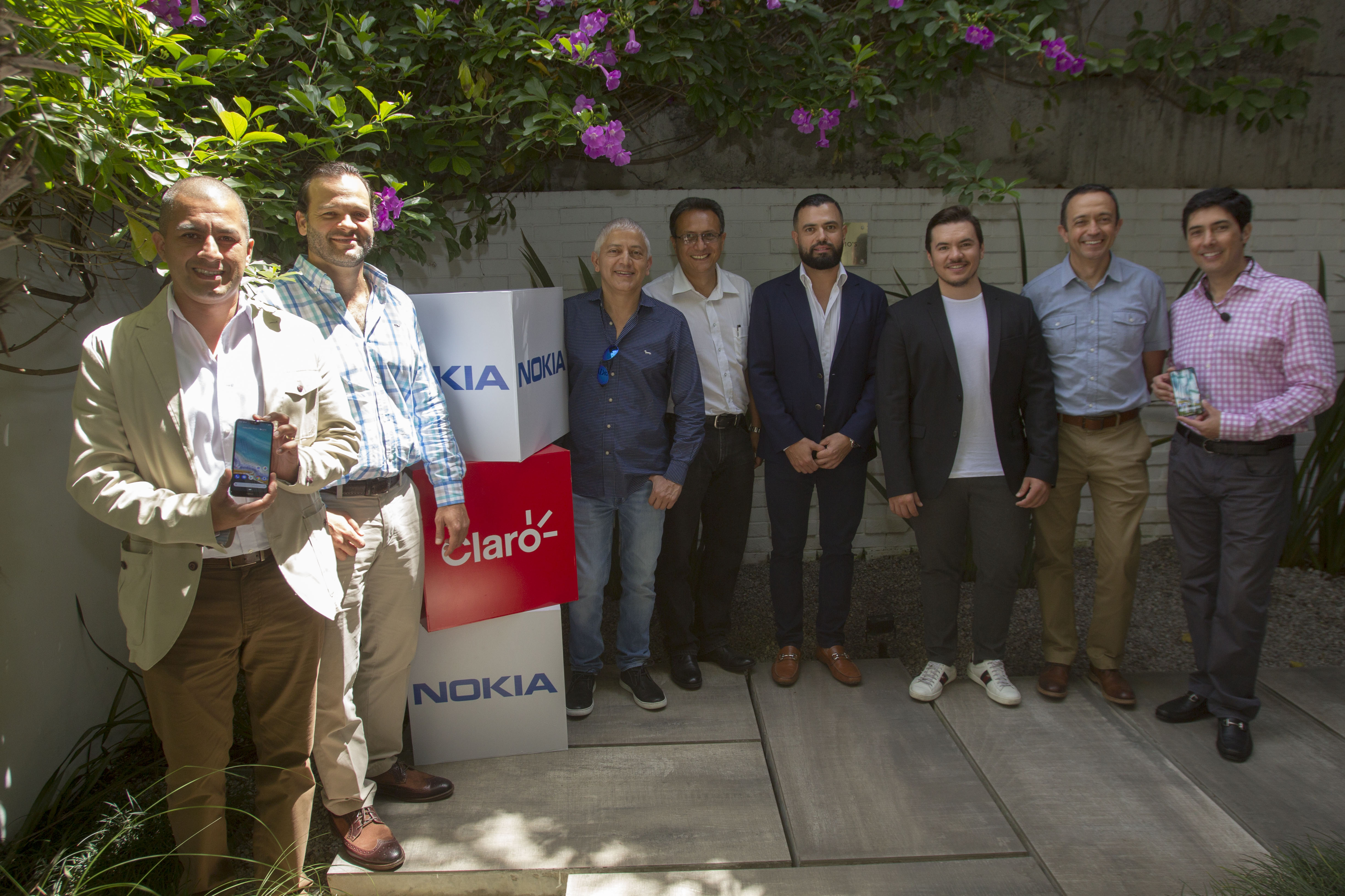 Representantes de Claro y Nokia junto a distribuidores en la presentación de los nuevos celulares Nokia. (Foto Prensa Libre: Norvin Mendoza)