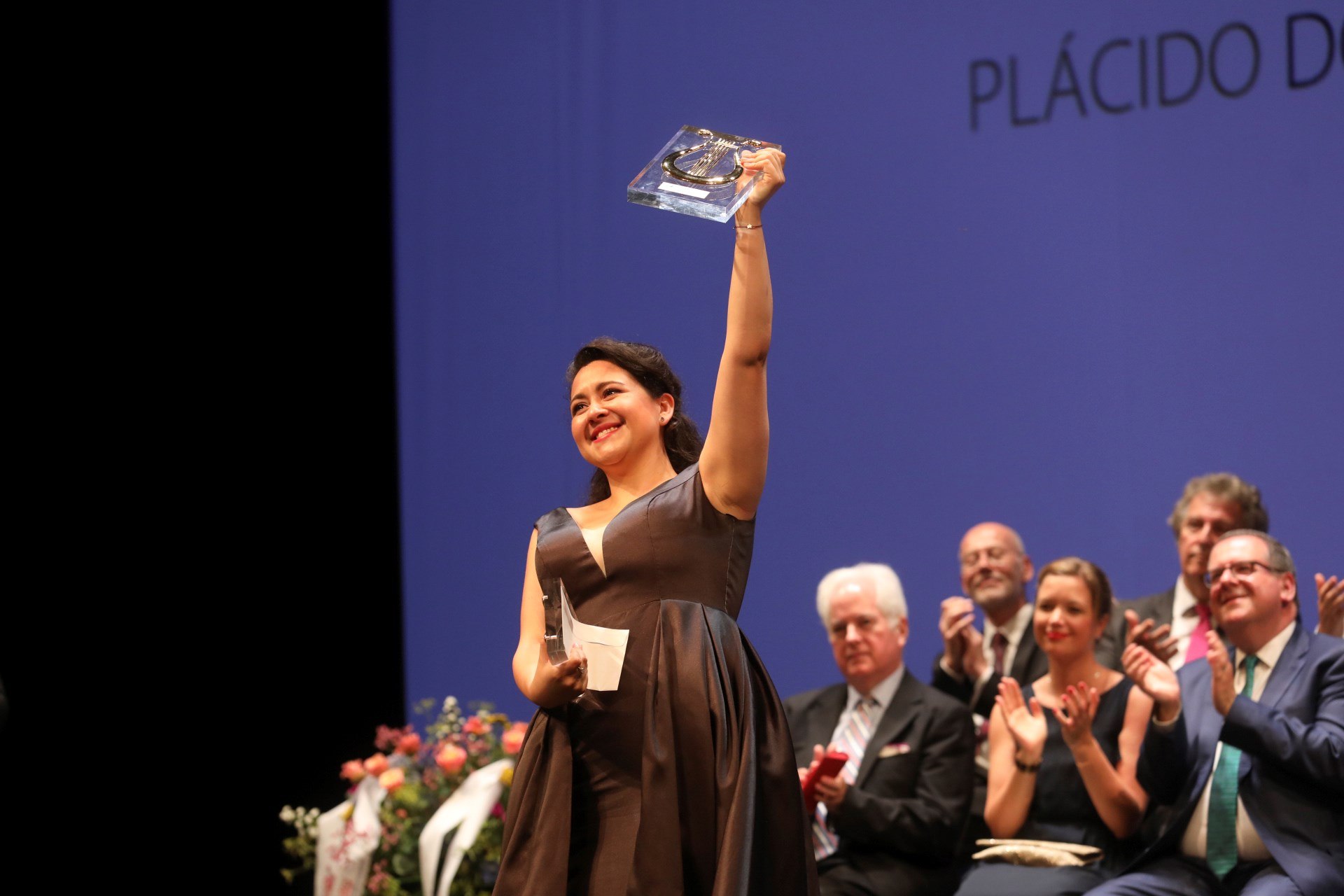 La soprano guatemalteca Adriana González ha sido la ganadora de la XXVII edición de Operalia, concurso fundado por el tenor Plácido Domingo, en las modalidades de ópera y zarzuela, hoy viernes en el Teatro Nacional de Praga. (Foto Prensa Libre: EFE)