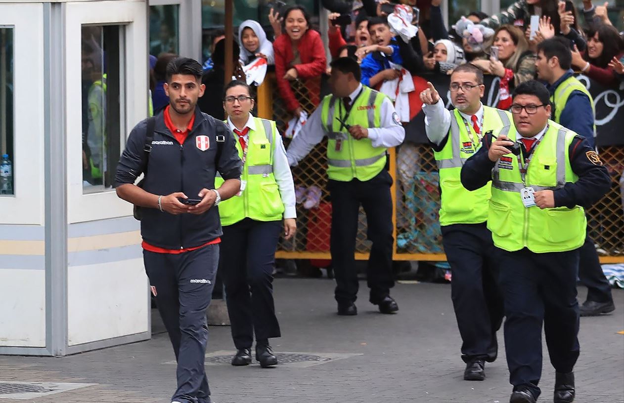 Los aficionados peruano aplaudieron a sus jugadores tras su arribo al país, después de terminar segundos en la Copa América. (Foto Prensa Libre: EFE).