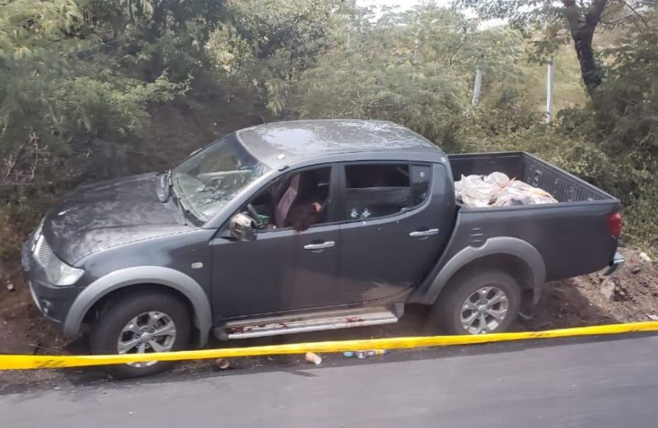 Después de una persecución, el vehículo quedó con varios impactos de bala. (Foto Prensa Libre: BMD)
