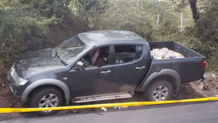 Después de una persecución, el vehículo quedó con varios impactos de bala. (Foto Prensa Libre: BMD)