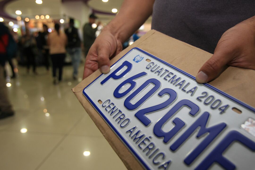 Este es el modelo de placas de metal que está vigente. (Foto, Prensa Libre: Hemeroteca PL).