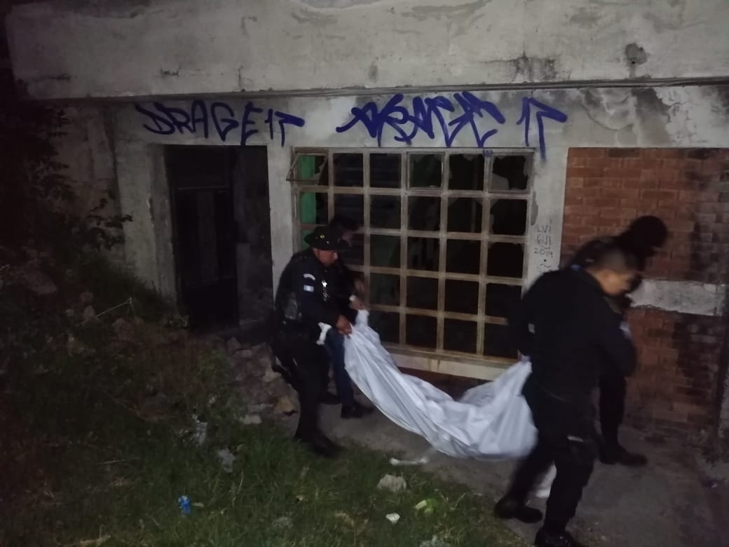 Agentes de la Policía Nacional Civil trasladan uno de los cadáveres de las jóvenes a la morgue del Inacif. (Foto Prensa Libre: María José Longo)