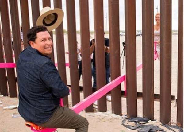 Los arquitectos Ronald Rael y Virginia San Fratello instalaron los subibajas en el muro fronterizo México- EE. UU. (Foto Prensa Libre: Instagram @carorosenblad)