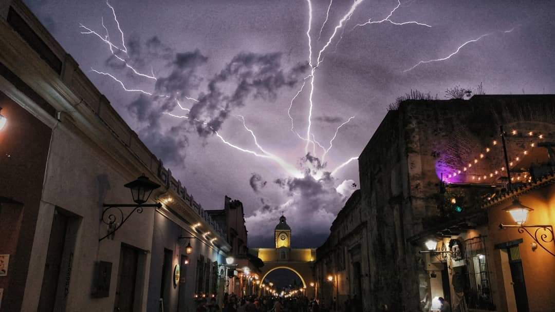 La tormenta eléctrica vista desde Antigua Guatemala, Sacatepéquez. (Foto Prensa Libre: Iván Hernández)