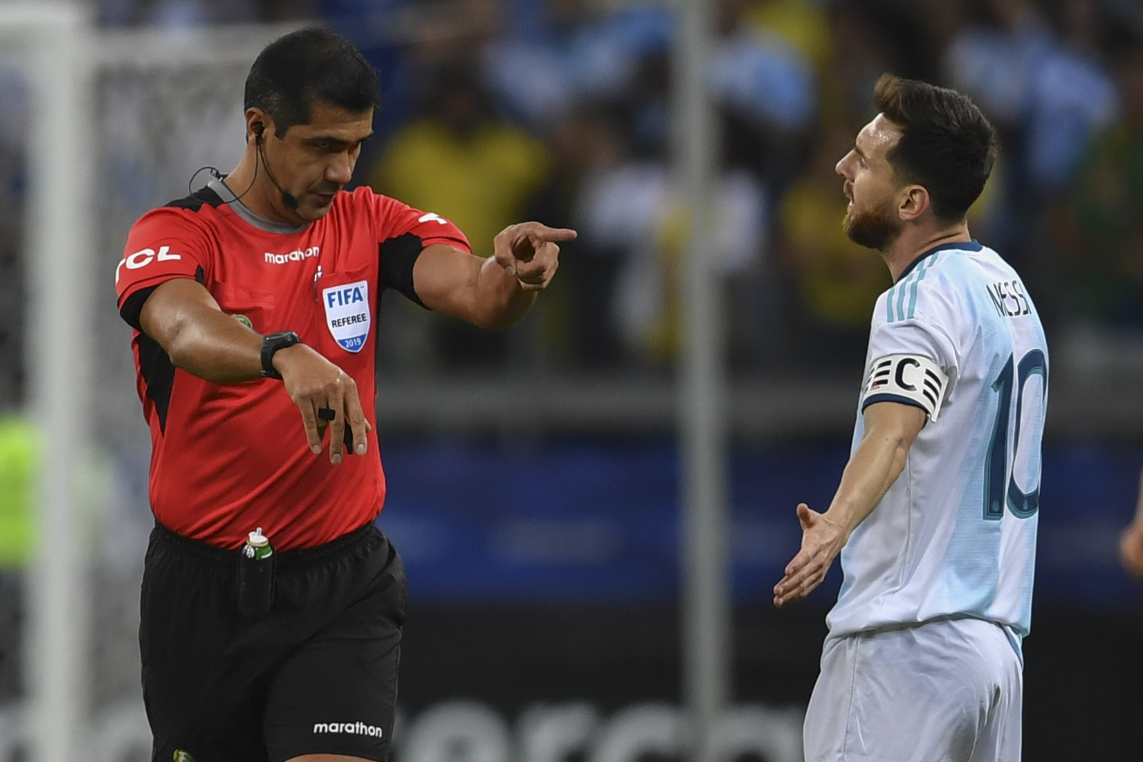 El árbitro ecuatoriano Roddy Zambrano tuvo un mal desempeño en el juego entre  Brasil y Argentina (Foto Prensa Libre: AFP)
