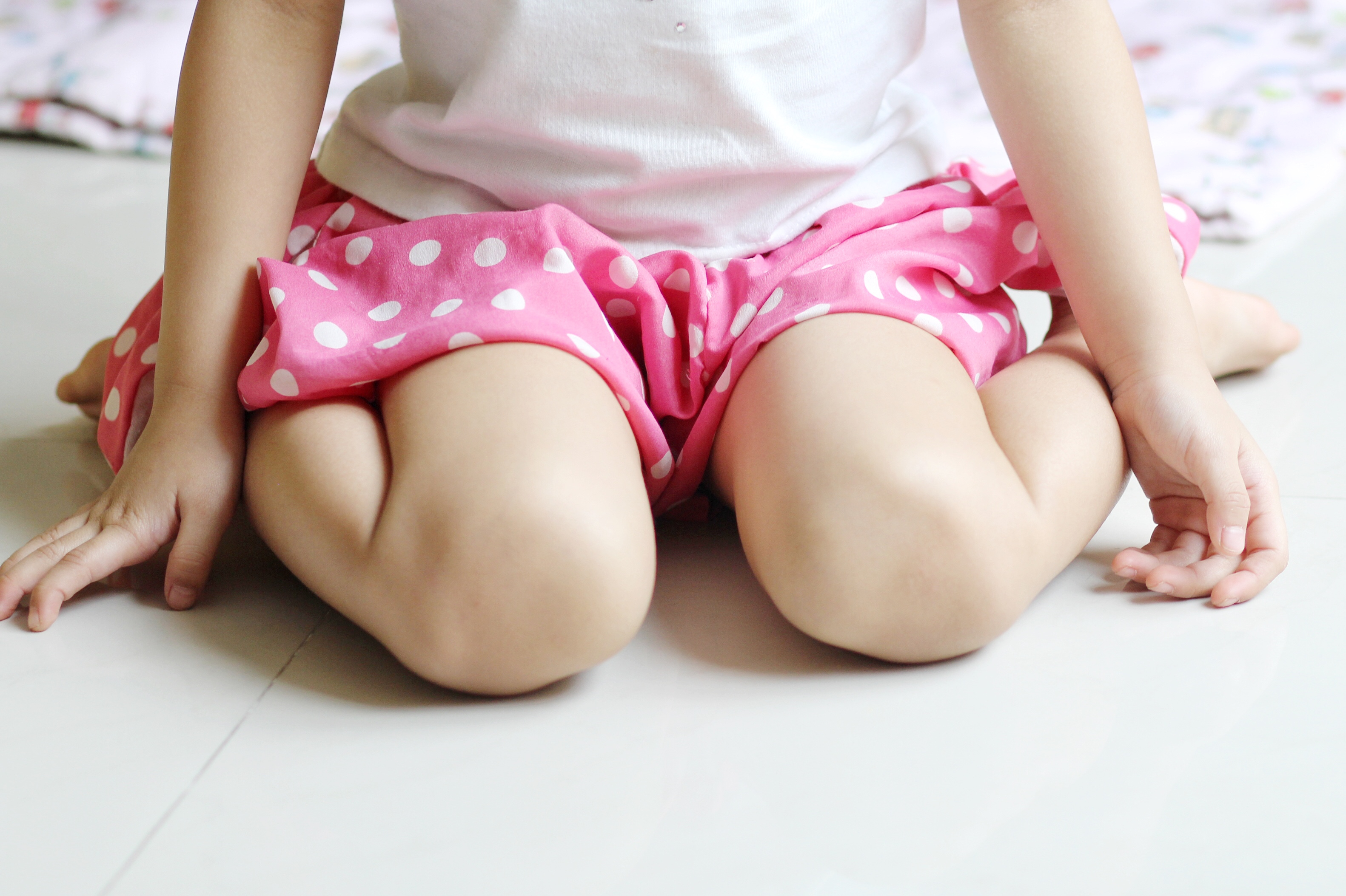 Sentarse en W es dañino para los niños porque aumenta la rigidez muscular y pone presión excesiva en las coyunturas de las caderas, rodillas, y tobillos. (Foto Prensa Libre: Shutterstock)