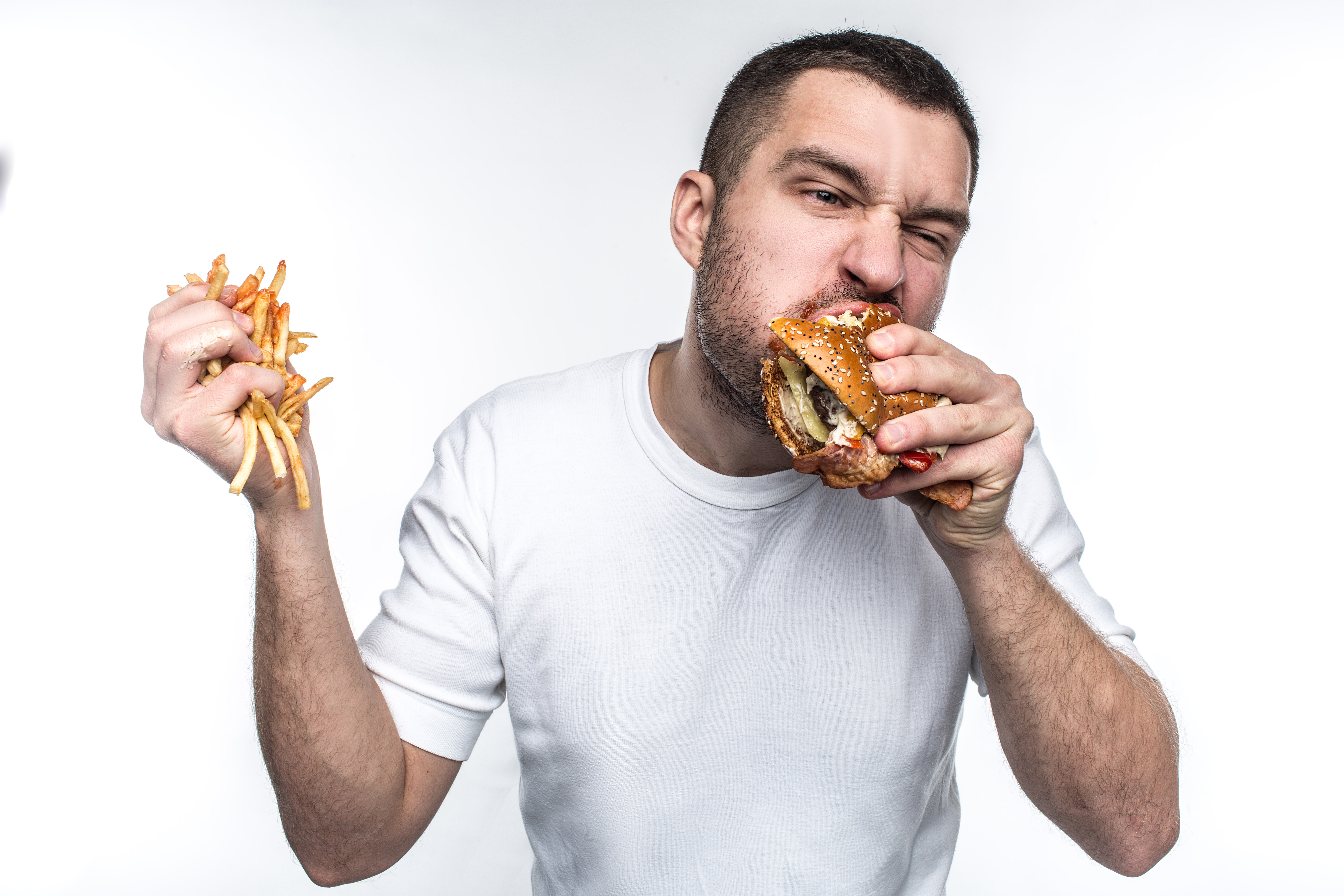 Además de subir de peso, comer demasiado rápido puede causarle graves problemas estomacales. (Foto Prensa Libre: Shutterstock)