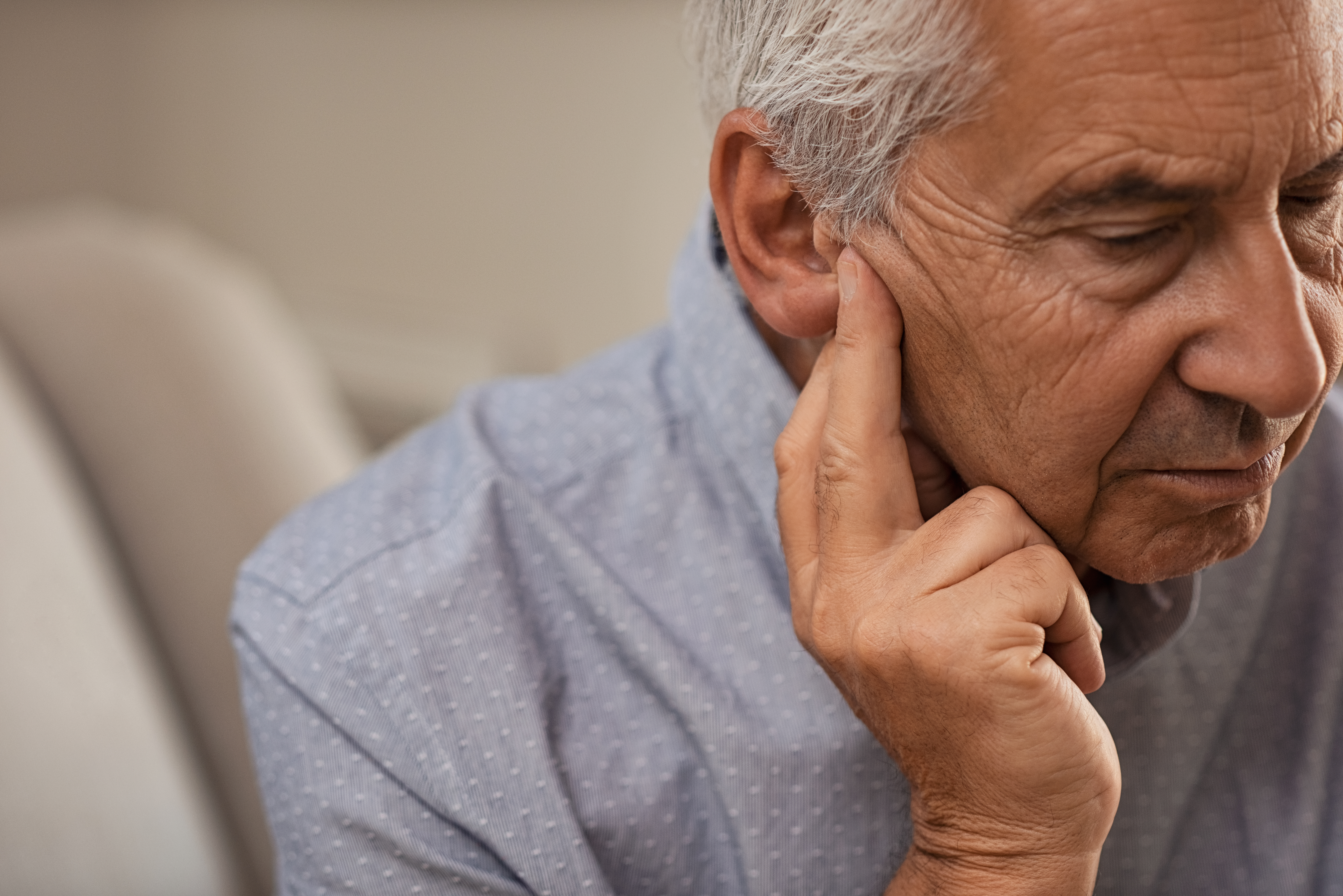 Una de las mayores consultas de pérdida de audición se da durante la tercera edad. (Foto Prensa Libre: Shutterstock)