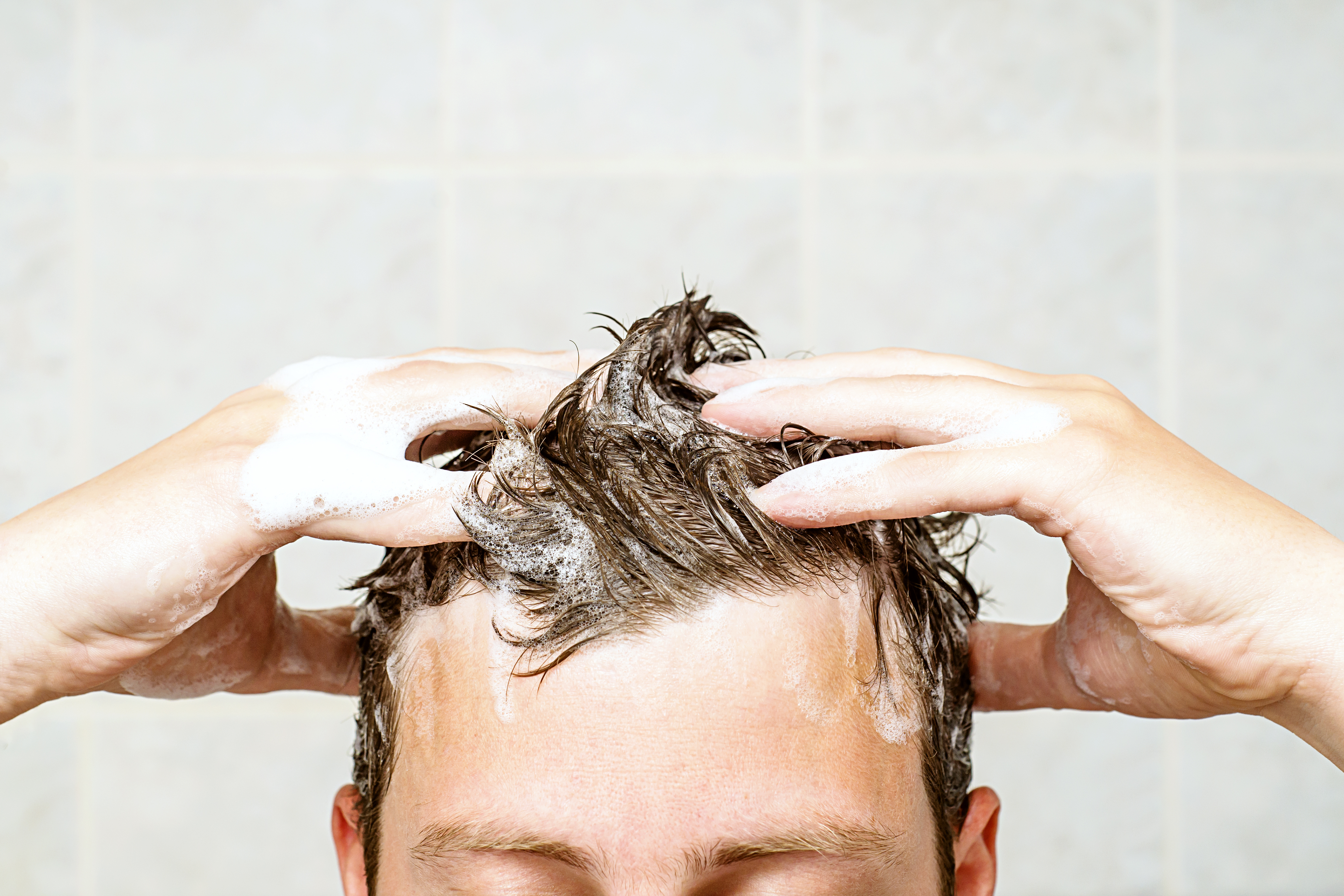 Голову надо мыть раз в неделю. Мужчина моет голову. Мытье головы. Мытье головы мужчине. Мытье волос мужчина.