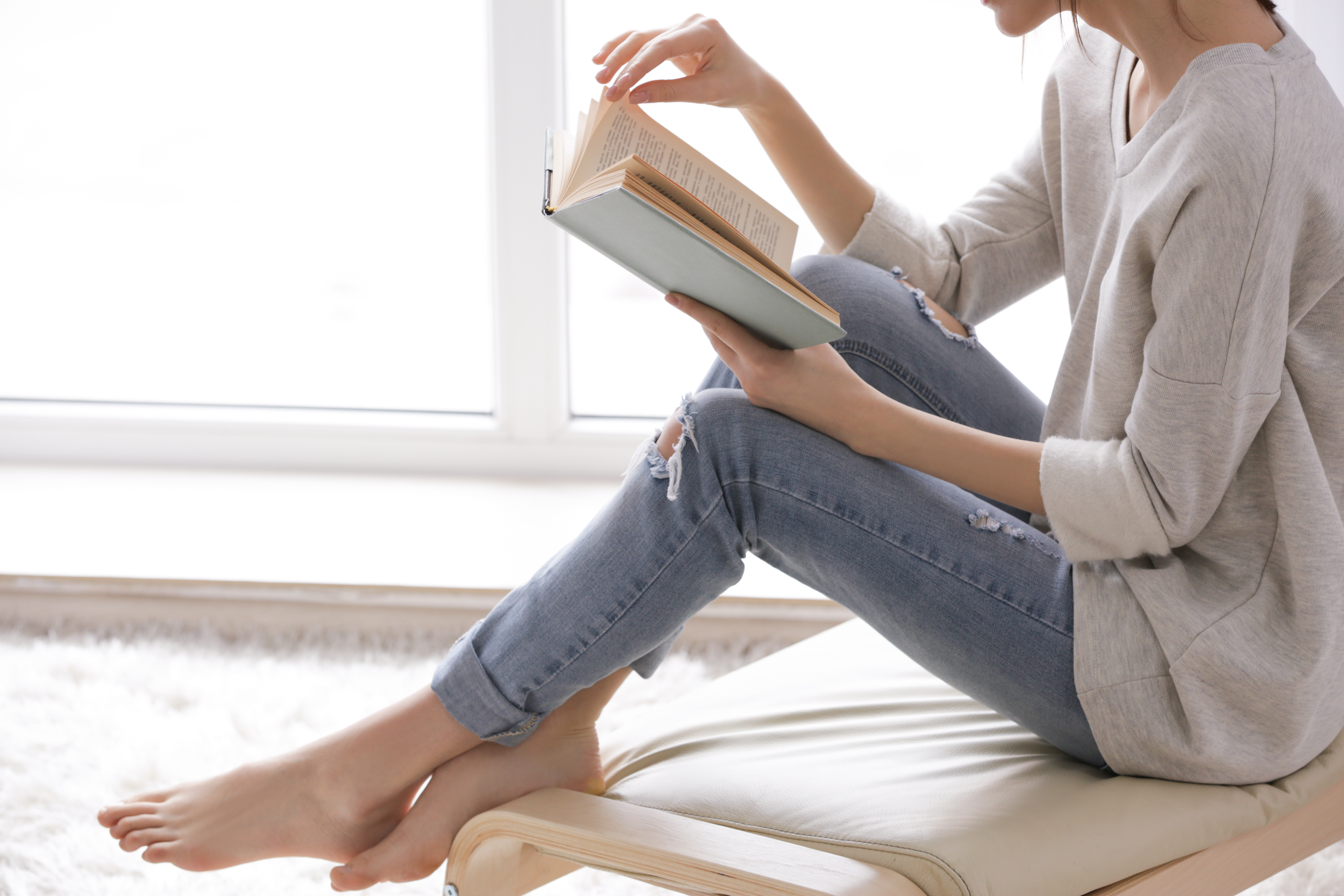 Расслабиться книга. Девушка с книгой. Женщина читает. Девушка читает. Женщина с книжкой.