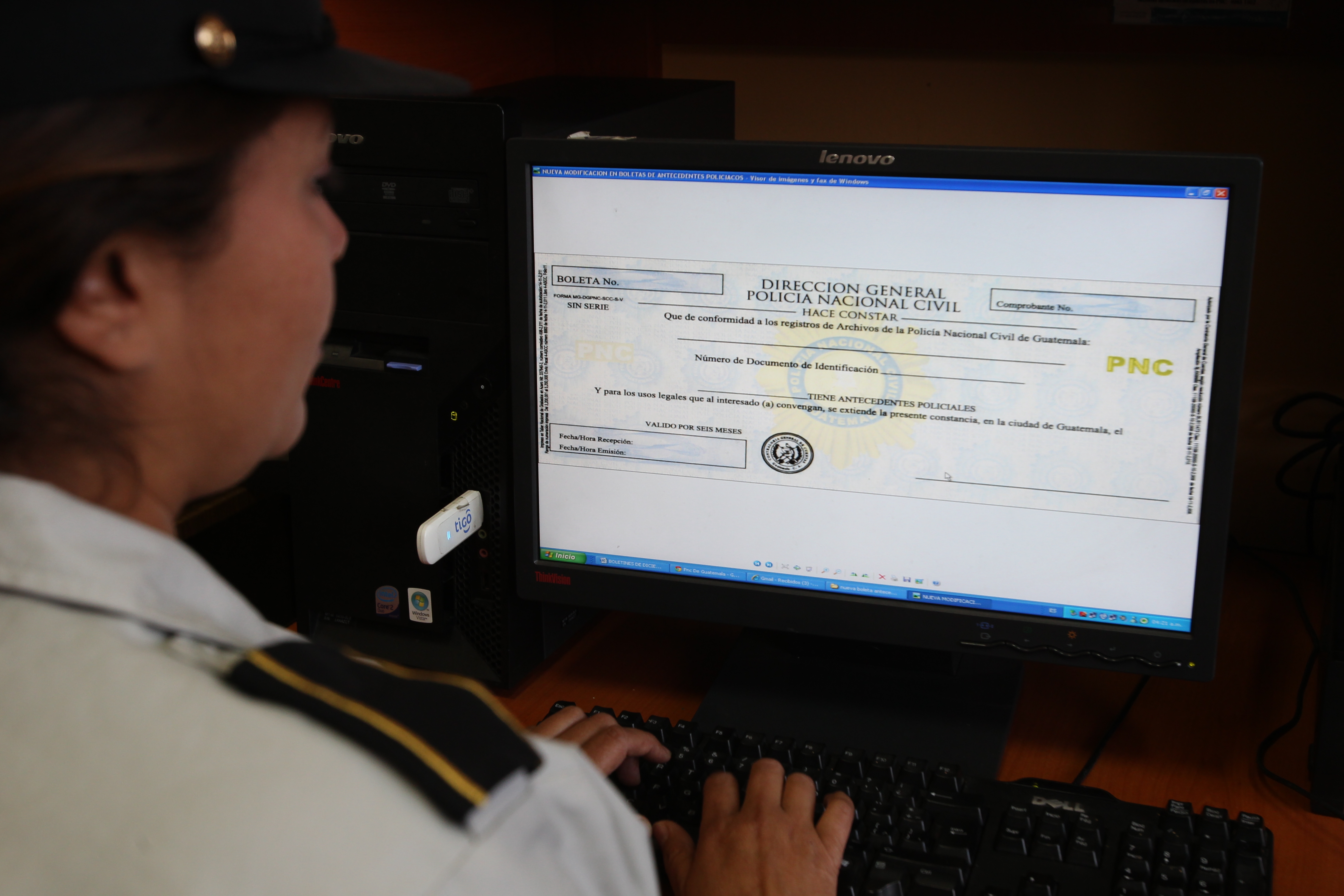 Debido a una actualización del sistema, la emisión de atencedentes policiacos ha sido lenta.(Foto Prensa Libre: Hemeroteca PL)