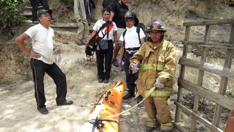 Los Bomberos Voluntarios de la 120 compañía finalizaron el rescate a las 13:30 horas. (Foto Prensa Libre: Cortesía CVB)