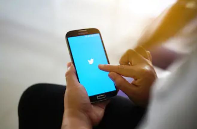 Twitter experimenta con función que oculta contenido. (Foto Prensa Libre: Shutterstock)