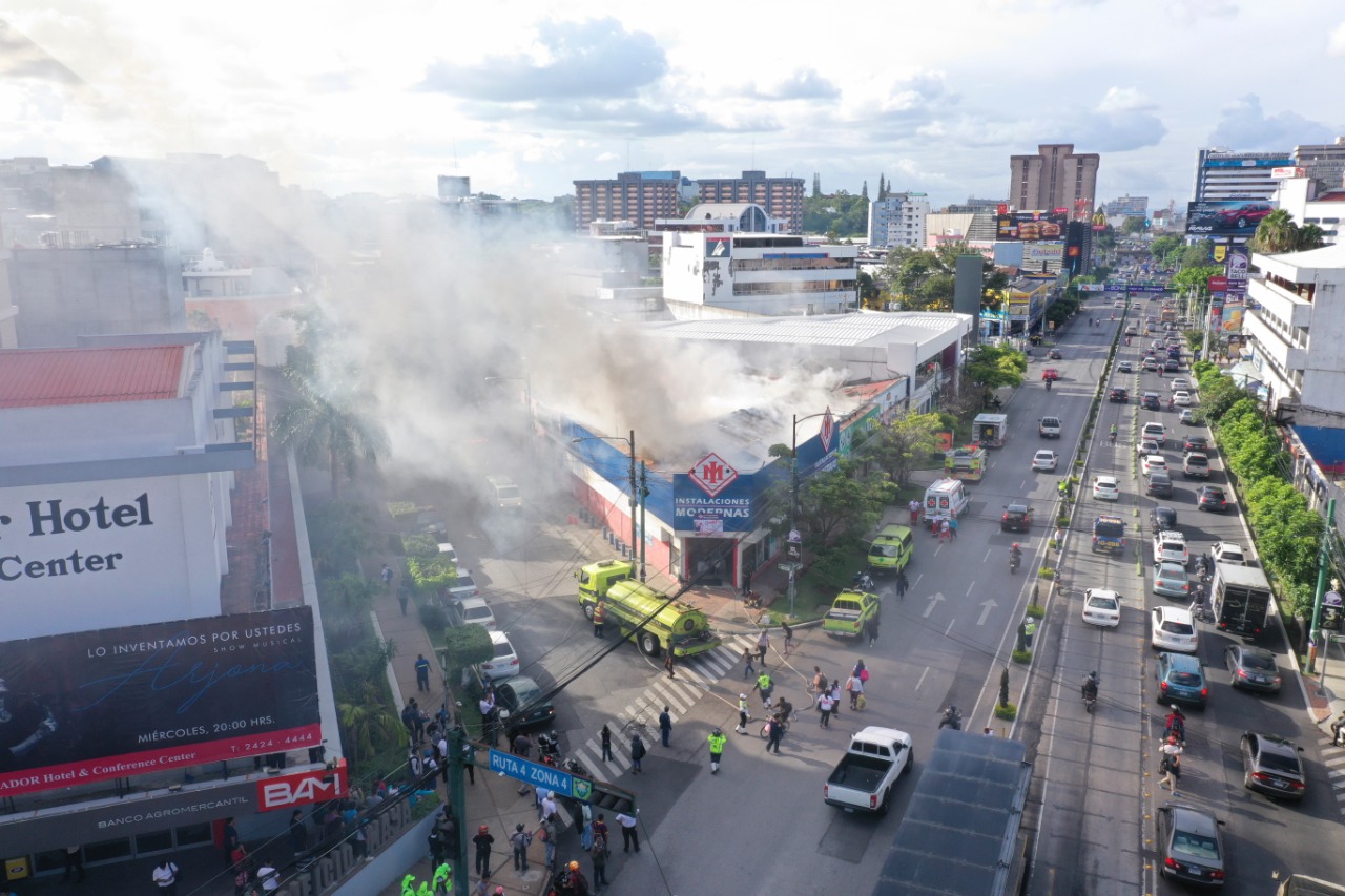 Imagen aérea de la explosión que ocurrió en la zona 4 de la capital. (Foto Prensa Libre: Vuelotenango)
