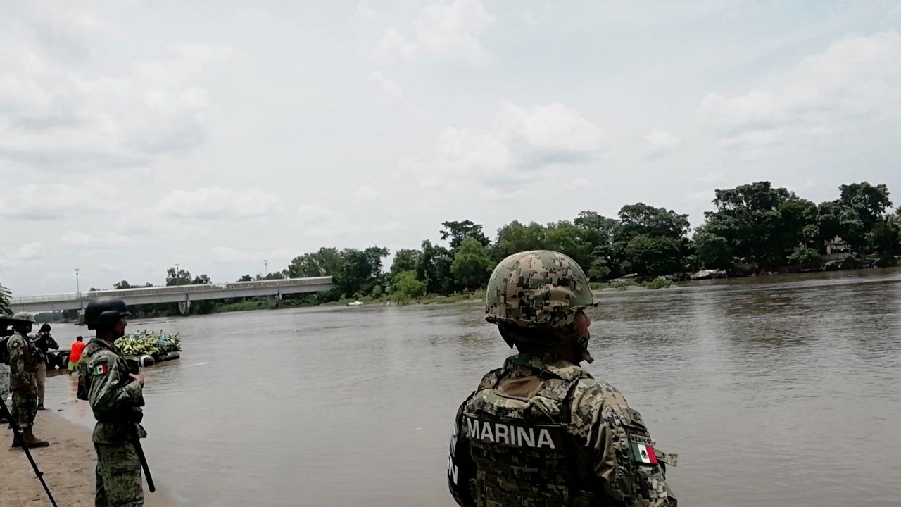 Miembros de la Guardia Nacional de México a la orilla del río Suchiate. (Foto Prensa Libre: Mynor Toc).