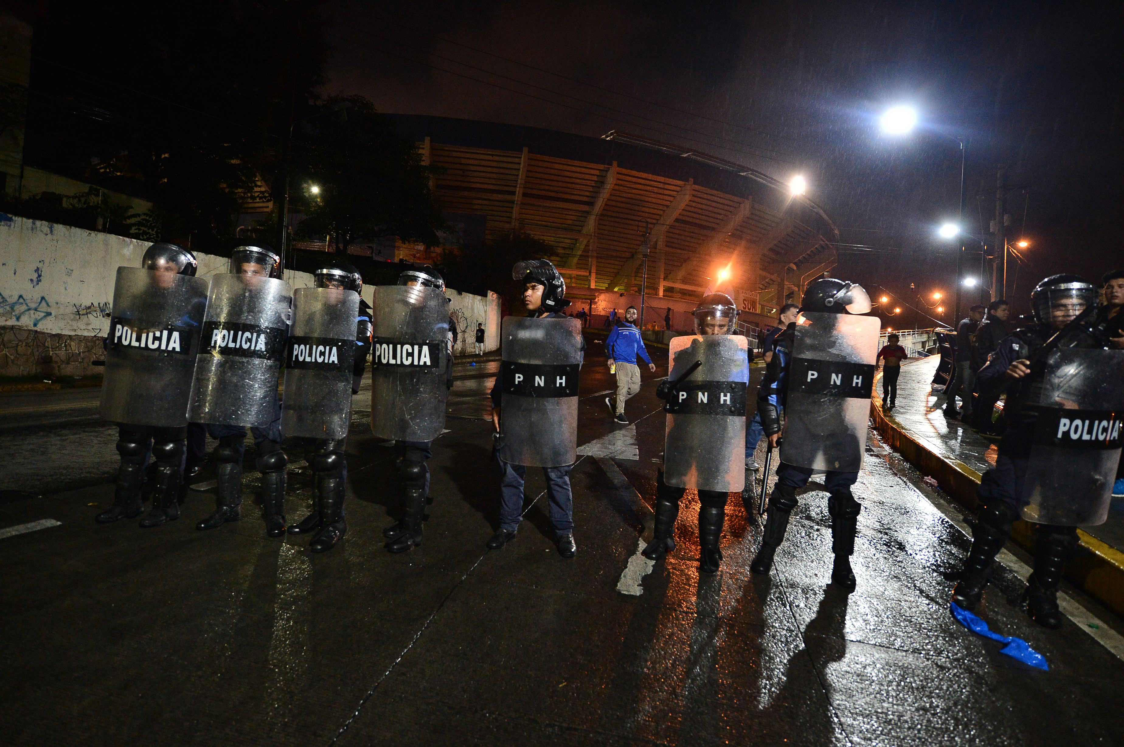La policía antimotines se hizo presente en el estadio Tiburcio Carias donde se dieron los hechos violentos previo al clásico Maratón vs Olimpia. (Foto Prensa Libre: AFP)