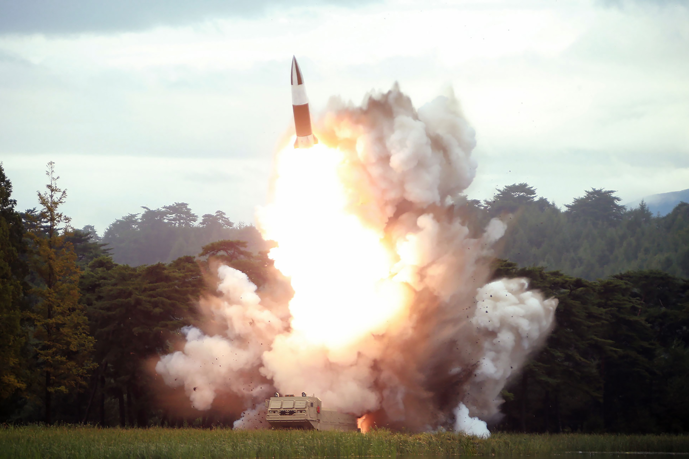 Fotografía de archivo en donde se captó uno de los ensayos de misiles de Corea del Norte. (Foto Prensa Libre: AFP)