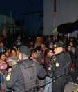 Agentes de la PNC resguardaron la sede de la Junta Electoral Municipal para evitar disturbios. (Foto Prensa Libre: Héctor Cordero).