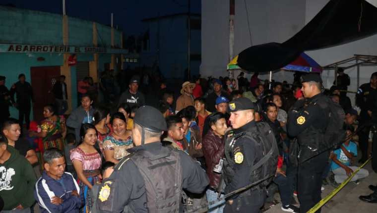Agentes de la PNC resguardaron la sede de la Junta Electoral Municipal para evitar disturbios. (Foto Prensa Libre: Héctor Cordero).