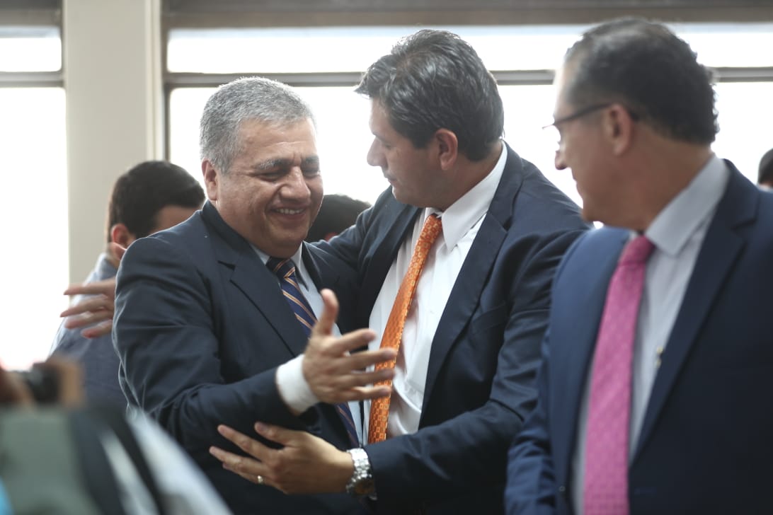 Remberto Ruiz -izq- recibe abrazos luego de ser favorecido por el juzgado. (Foto Prensa Libre: Carlos Hernández)