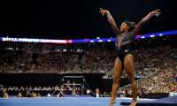 Simone Biles sorprendió al mundo con un espectacular salto. (Foto Prensa Libre: AFP)