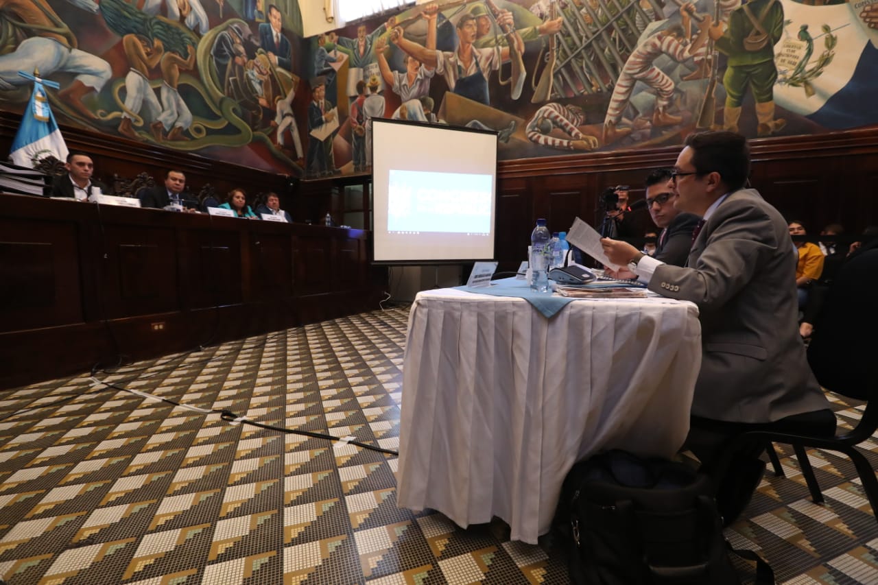 Representantes del Ministerio Público acuden a ratificar la solicitud de antejuicio contra el ministro de Economía, Acisclo Valladares, ante la Comisión Pesquisidora en el Congreso. (Foto Prensa Libre: Esbin García)