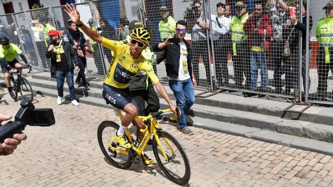 AFP
Zipaquirá, el pueblo natal del colombiano Egan Bernal, campeón del Tour de Francia, lo recibió con un gran homenaje este miércoles. El ciclista recorrió las calles en su bicicleta y fue aplaudido como un héroe. AFP