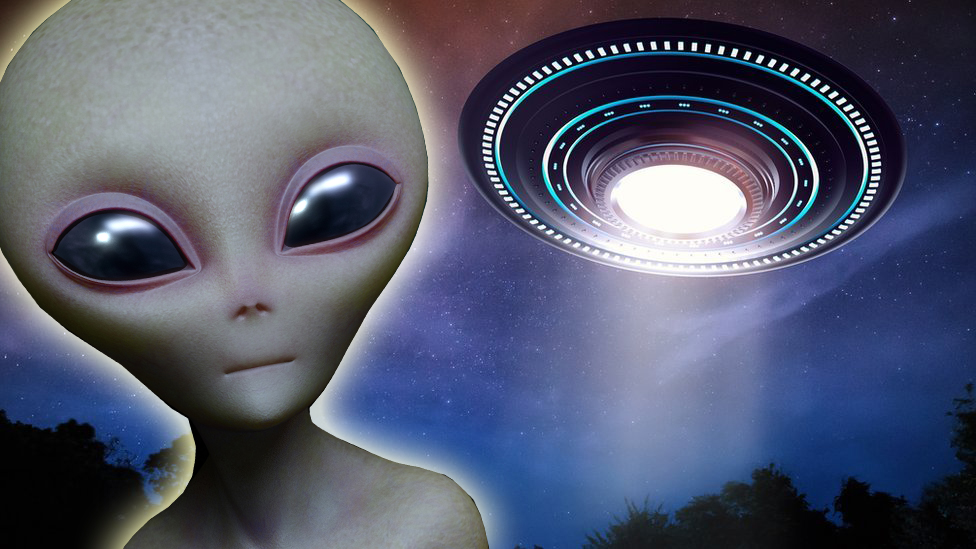 Algunas personas creen que el Área 51 oculta naves extraterrestres estrelladas en la Tierra.