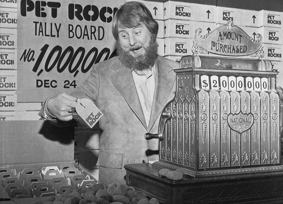 Gary Dahl logró vender cinco millones de rocas como "mascotas" en 1975. GETTY IMAGES